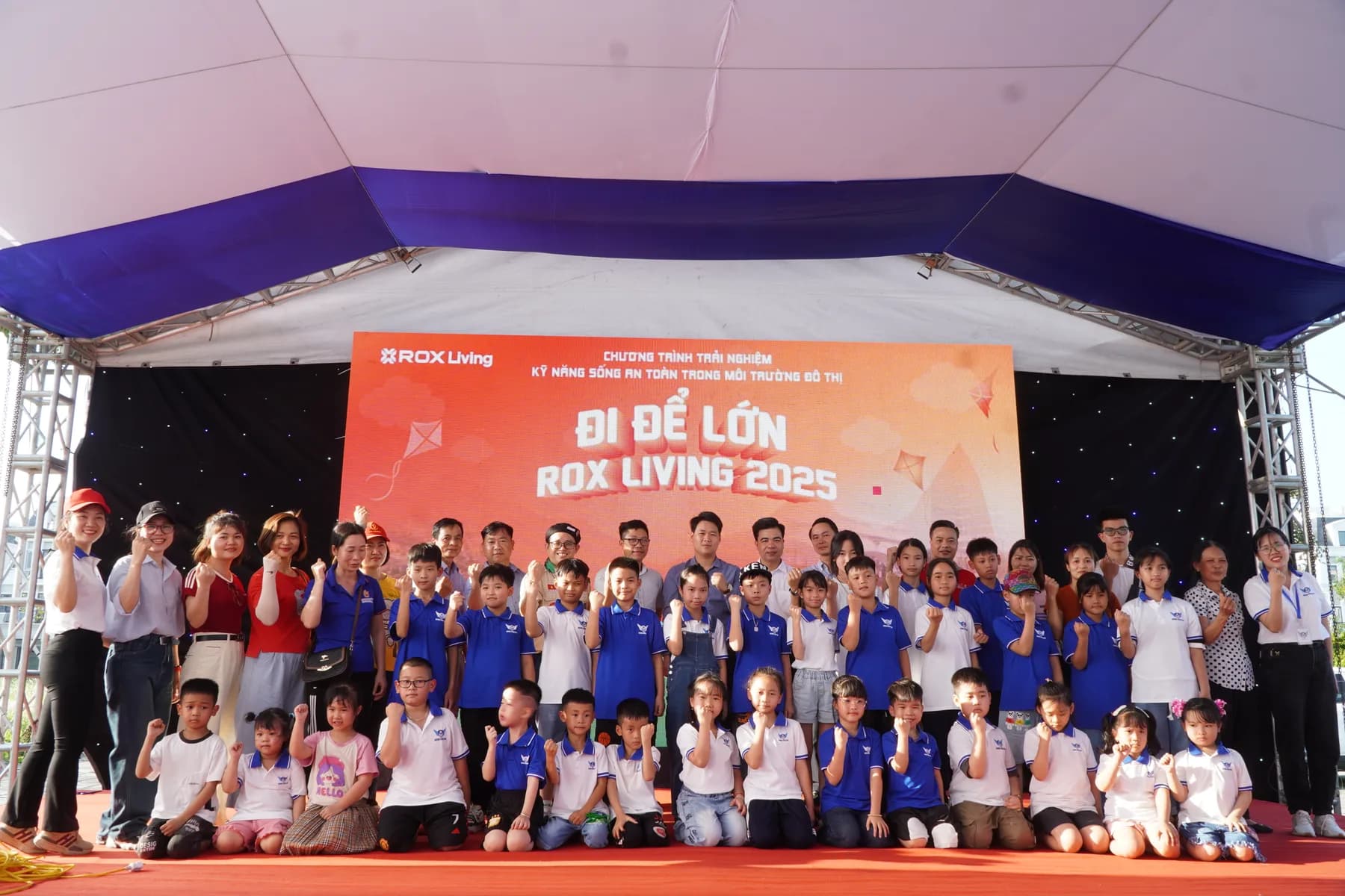 Trẻ em và ban tổ chức trong chương trình Đi để lớn ROX Living 2025