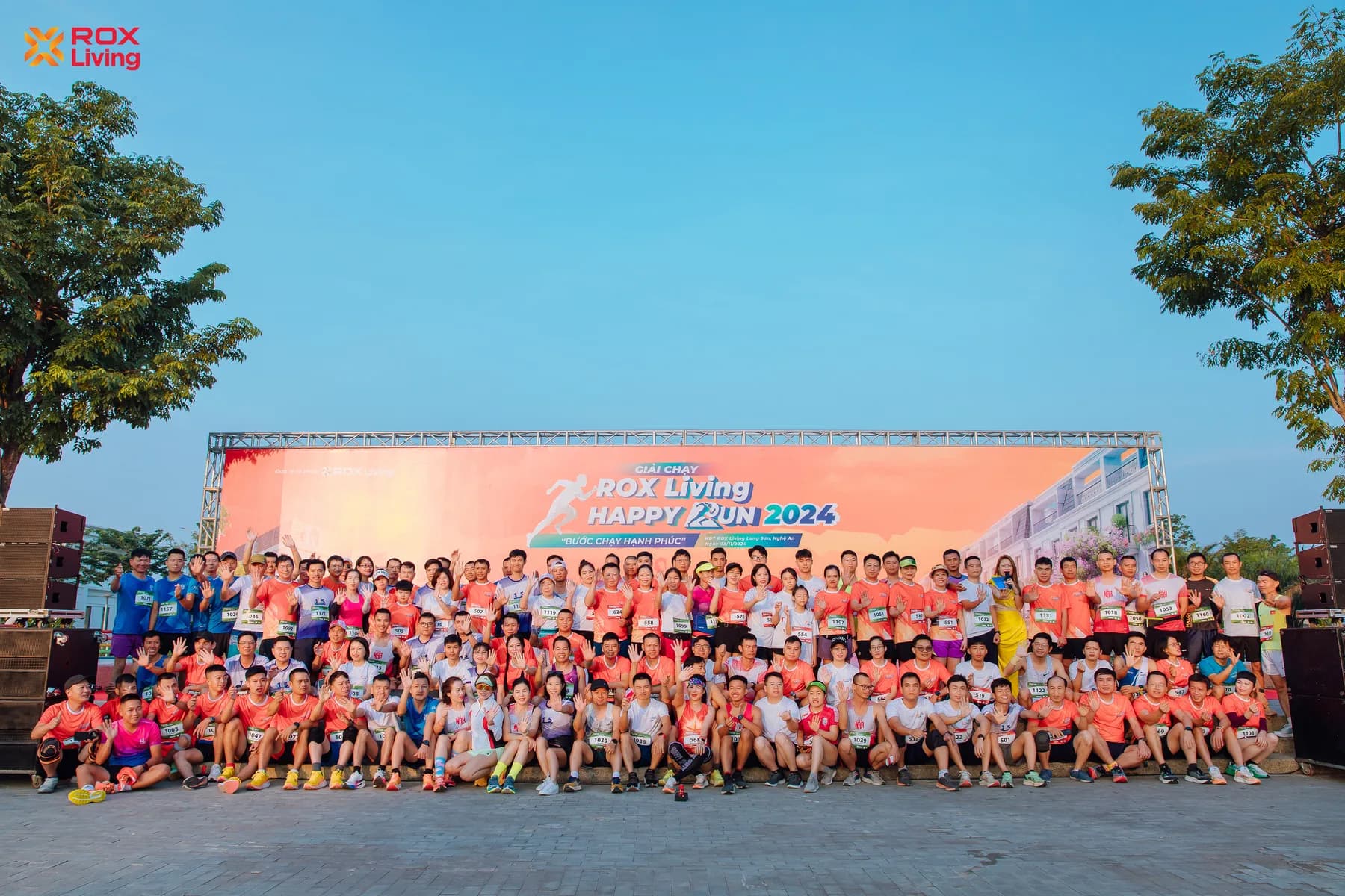 Cộng đồng vận động viên tại giải chạy ROX Living Happy Run 2024 ở Long Sơn, Nghệ An