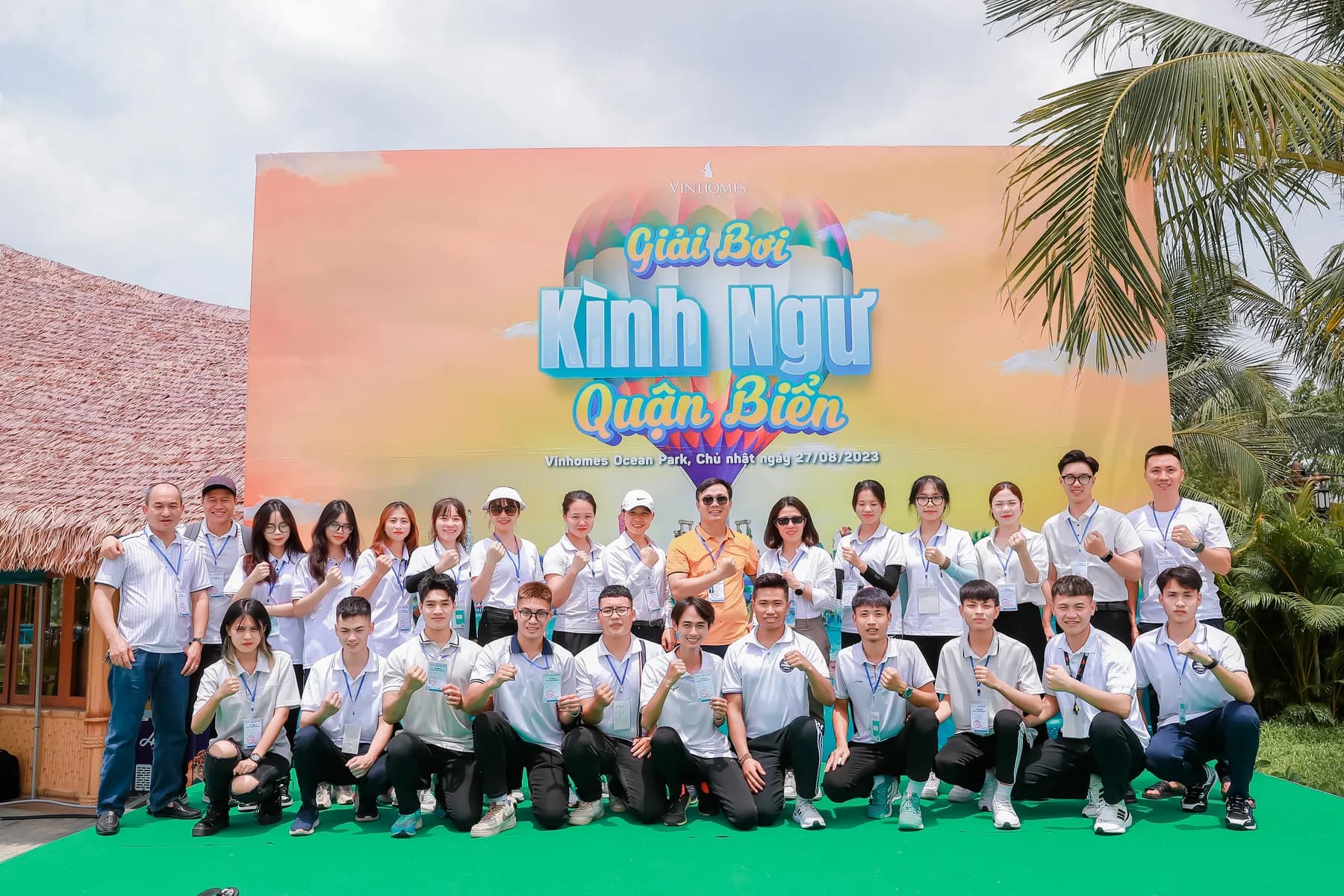 Tập thể tham gia giải bơi Kình ngư Quận biển Ocean City 2023