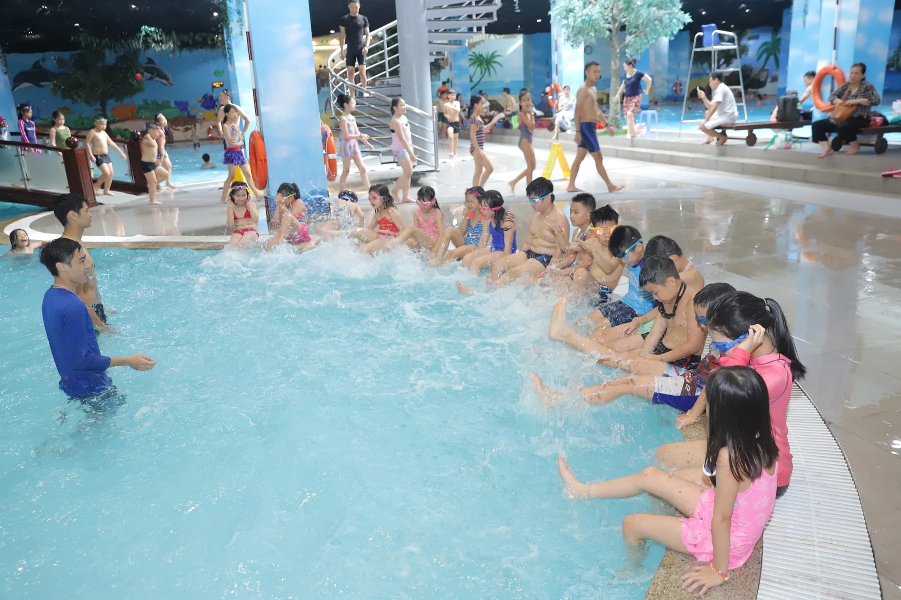 Hoạt động học bơi tại khu đô thị Vinhomes
